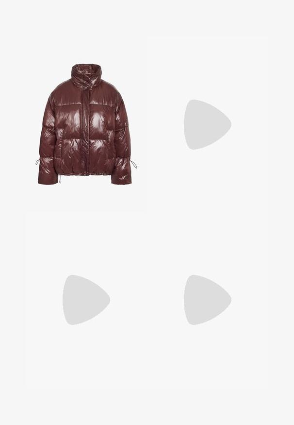 Casaco acolchoado castanho avermelhado feito de material brilhante e acolchoado. Apresenta gola alta, cordão elástico nas mangas e grandes bolsos frontais.; Sweater azul-marinho com gola alta, apresentando um padrão zig-zag em creme. Tecido de malha texturizada, ombros caídos e punhos canelados.; Saia mini de ganga em azul claro, com costuras anguladas, dois bolsos frontais e dois botões metálicos na cintura. Acabamento texturizado e usado.; Sapatos de salto alto slingback em couro preto com bico fino, pequeno salto kitten e um detalhe decorativo em forma de nó na parte da frente. Textura suave em toda a parte.