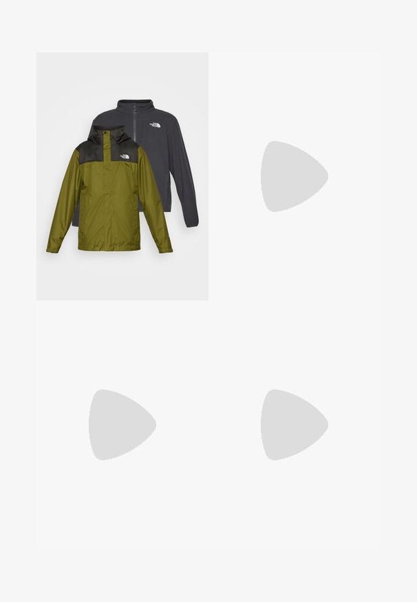 Két dzseki látható: egy zöld vízálló dzseki fekete gallérral és logóval, valamint egy sötétszürke softshell dzseki cipzárral.; Szürke bolyhos pulóver negyed cipzárral, puha текстúrával, hosszú ujjakkal és logóval a mellkasán. Kontrasztos oldalsó panelek díszítik.; Fekete vízálló nadrág könnyű anyagból, elasztikus derékpánttal és oldalsó cipzáros zsebbel. Egyszerű, formázott dizájn.; Könnyű terepfutó cipő szürke és fekete hálós felsőrésszel, narancssárga elemekkel és barázdált talppal a tapadásért. Vízálló Gore-Tex bélés.