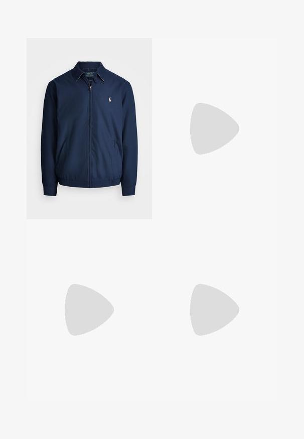 Granatowa kurtka z zamkiem, z kołnierzem, przednimi kieszeniami, elastycznymi mankietami i małym haftowanym logo na piersi. Gładka faktura materiału.; Biała, bawełniana koszula z długim rękawem zapinana na guziki. Posiada klasyczny kołnierzyk, mankiety zapinane na guziki oraz małe, granatowe, haftowane logo na klatce piersiowej.; Beżowe spodnie bawełniane o prostym kroju, z paskami do pasa, gładkim przodem i wykończonymi nogawkami. Gładka tekstura i minimalne detale.; Brązowe skórzane buty żeglarskie z sznurowaniem, złotymi oczkami i kremową gumową podeszwą. Zaprojektowane z wypukłym wzorem szwów na czubku.