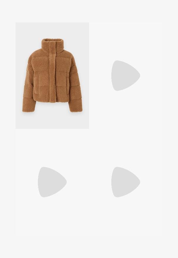 Rjava fleece jopa z visokim ovratnikom, prešito zasnovo in teksturirano tkanino. Ima sprednji zapenjanje in rahlo prevelike rokave.; Bela kratka pletena majica s kratkimi rokavi in okroglim izrezom, ki ima gladko teksturo in subtilne rebrovane detajle na rokavih in robu.; Svijetloplave traperice s resama koje imaju dva tamnoplava srca na prednjoj strani. Klasičan dizajn sa pet džepova i zatvaranjem na dugme.; Črne usnjene gležnjarje z zaobljenim nosom, blok peto, stransko zadrgo in šivanjem na vampu. Gladka tekstura, klasična zasnova.