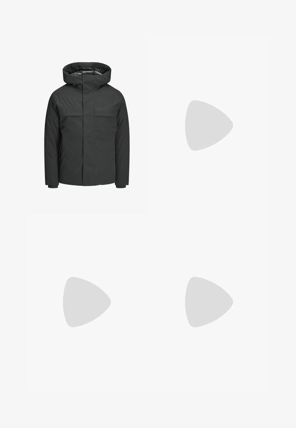 Schwarze wasserdichte Jacke mit hohem Kragen, Reißverschluss und zwei Brusttaschen, die eine glatte Textur und ein minimalistisches Design aufweist.; Schwarzes kurzärmeliges T-Shirt aus geripptem Stoff. Mit rundem Halsausschnitt und lockerer Passform sowie glatter Textur. Nur Rückansicht.; Weite Hosen in Olivgrün, hergestellt aus weichem Stoff mit einem elastischen Bund und verstellbarem Kordelzug. Mit zwei Seitentaschen.; Schwarze Sneakers mit einer strukturierten, krokodilPrägung aus Leder, runder Zehenpartie und einer kontrastierenden weißen Gummisohle mit glatter Oberfläche.