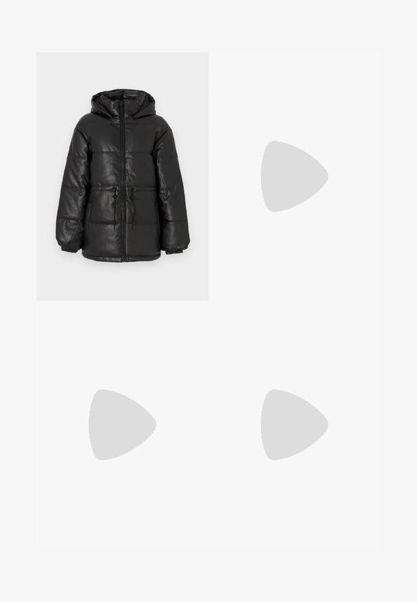 Svart vadderad jacka med en glänsande yta, framdragkedja, elastiska ärmslut, dragsko vid midjan och huva för extra värme.; Röd och beige rutigt kortärmad topp med en smidig textur och en figurnära midja, med en fåll som har en subtil samlingsdetalj.; Ljusblå vida jeans med en urblekt tvätt, med en klassisk femfickorsdesign och metallknappaccent vid midjan.; Svart läderstövel till mitten av vaden med spetsig tå och klack i blockform, mot en enkel ljus bakgrund.