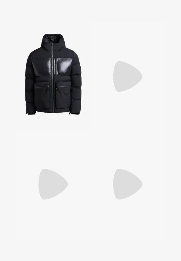 Giacca a vento nera con parte superiore lucida, chiusura con zip frontale, tasche laterali doppie e cappuccio. Materiale testurizzato e design trapuntato.; T-shirt bianco a maniche corte in cotone con scollo rotondo, caratterizzato da una texture morbida e un design semplice senza motivi o accenti.; Jeans in denim nero con taglio dritto, caratterizzati da un classico design a cinque tasche e una leggera texture lavata.; Sneaker con tomaia in rete blu navy, inserti in suede grigio, suola in gomma bianca e lacci bianchi piatti, progettata per comfort e traspirabilità.