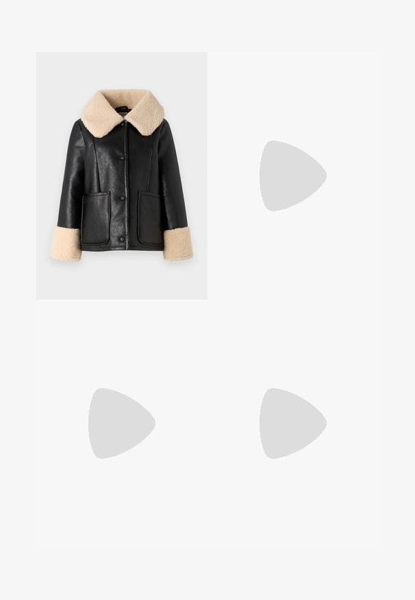 Baum und Pferdgarten BRONWEN - Parka - black; Svart langermet topp med rund hals, teksturert stoff, cropped hem og subtile sømmer, med sidelommer for ekstra detaljer.; Mørk grå bukser i teksturert stoff, med elastisk liv og justerbar snor. Rett ben-design uten lommer.; Lys grå lær sneakers med rundt tå, tone-i-tone snørebånd og beige gummisåle. Har minimale sømmer og en glatt tekstur.