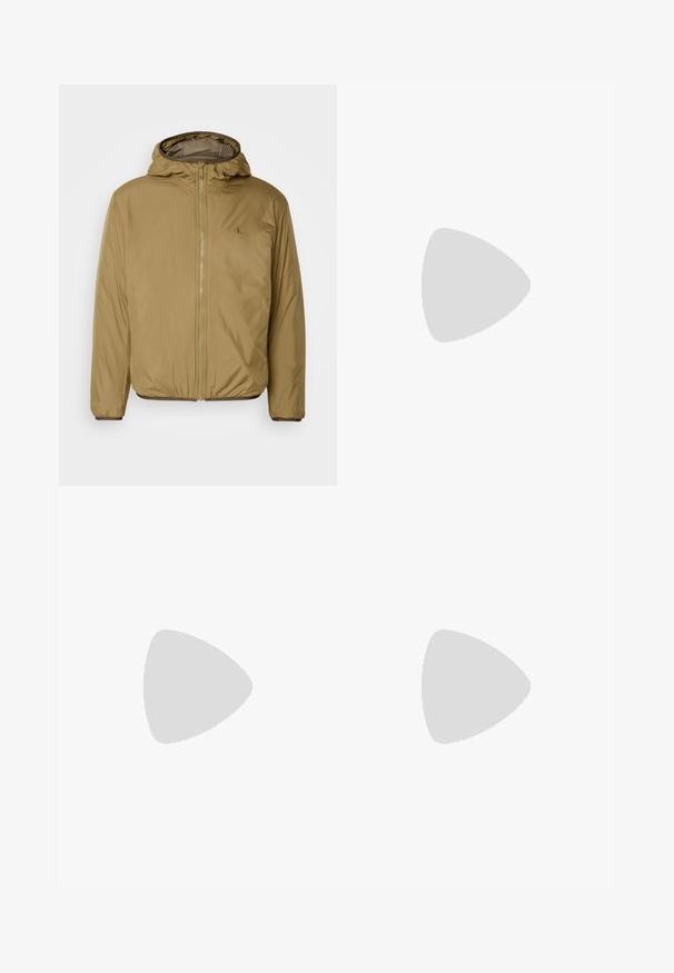Beige isolert jakke med hette, med frontglidelås, elastiske mansjetter og en subtil logo på brystet. Glatt, lett tekstur.; Lys grå hettegenser med rund halsutringning, ribbestrikkede mansjetter og hem, samt subtil logo-broderi på brystet. Mykt fleece-materiale.; Lyseblå denim jeans med rett benklipp, med et klassisk fem-lommers design og en knappelukking i livet. Ingen merkbare mønstre.; Sorte lær sneakers med perforert tekstur, rund tå og flat hvit gummisåle. Har sorte snørebånd og en subtil logo på siden.