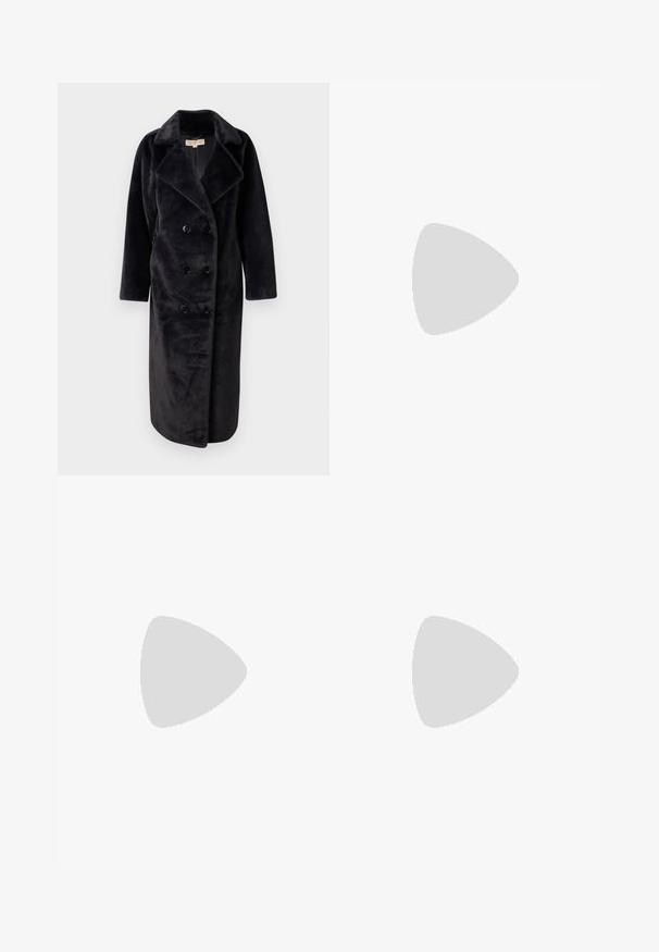 Fekete, dupla gombos műszőrme kabát, szögletes gallérral, hosszú ujjakkal és hat gombbal. Puha tapintású és közepes hosszúságú kialakítás.; Fehér pamut póló rövid ujjakkal, laza szabással és V-nyakkivágással, öt díszgombbal ellátott gombolással.; Norma Kamali BIAS OBIE SKIRT - Maxi szoknya - black; Fekete bőr bokacipő sima textúrával, hegyes orral és vastag, magas sarkával. Oldalnyílással és minimalista dizájnnal rendelkezik.