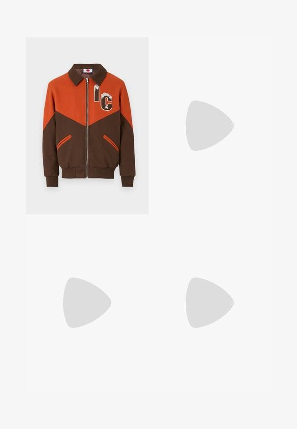 Ruskopi jaqueta zip-up laranja e marrom com colarinho, apresentando bloqueio de cores diagonal e um design gráfico "IC" no peito, tecido texturizado.; Tummansininen puuvillapaita lyhyillä hihoilla, jossa on graafinen kuva pinotuista kasettinauhoista ja teksti "Killing Bees" rinnassa.; Farkut, joissa on musta pohja ja värikkäitä abstrakteja kuvioita vaaleanpunaisena, vihreänä, sinisenä, keltaisena ja valkoisena. Perinteinen viiden taskun malli.; Mustat nahkaiset sneakerit harmailla yksityiskohdilla, valkoinen kumipohja, pyöreä kärki ja kuusi mustaa reikää kengännauhoille. Teksturoitu sivupaneelin yksityiskohta.