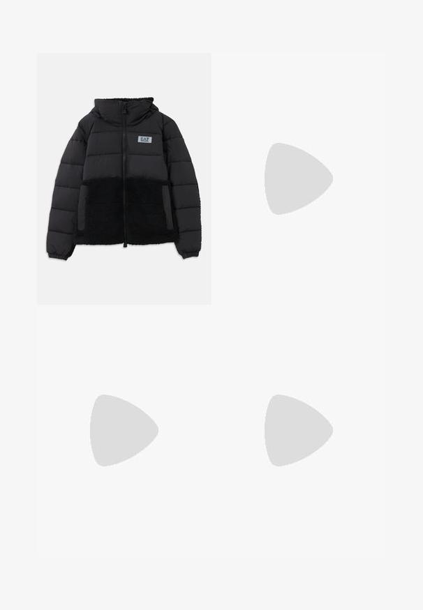 Mustmustel musta jakk, mille alumises osas on tekstureeritud must fliis. Varustatud kapuutsiga, ees oleva tõmblukuga ja elastsete mansettidega. EA7 logo rinnal.; Valge puuvillane T-särk ümmarguse kraega ja lühikeste varrukatega. Kujunduses on must EA7 logo ja triibulised aktsendid.; Mustad mustriga lühikesed püksid elastse vöökoha, küljetaskute ja valgete logo aktsentidega. Omavad lõhestatud alumist äärt, et võimaldada liikumisvabadust.; Valged tossud tekstuuriga nahkülemisega, ümara varbaga ja paeltega disain. Paks valge kummitald tekstuuriga haardemustriga.