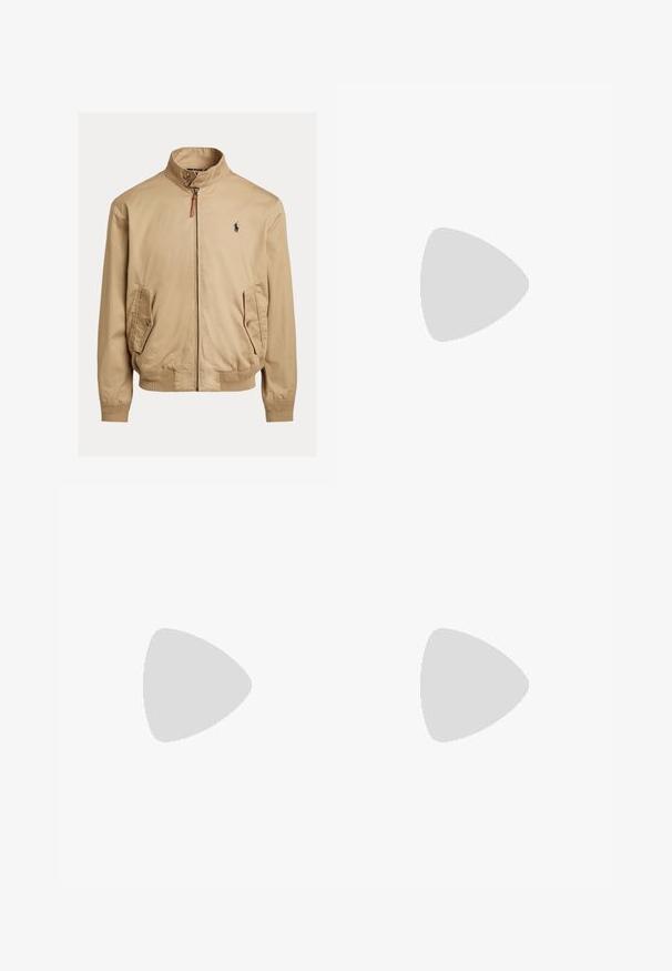 Casaco bomber bege feito de tecido suave. Apresenta um colarinho alto, dois bolsos laterais, punhos canelados e um pequeno logotipo no peito.; Camisa bege de manga comprida com botões, riscas verticais brancas, gola com botões, bolso no peito e etiqueta "Polo Ralph Lauren" no interior da gola.; Chinos bege de algodão com um corte reto, apresentando um cinto de couro castanho, dois bolsos frontais e uma textura suave.; Tênis de camurça bege com perfil baixo, bico redondo e atacadores bege. Apresenta uma sola de borracha branca e uma marcação subtil na lateral.