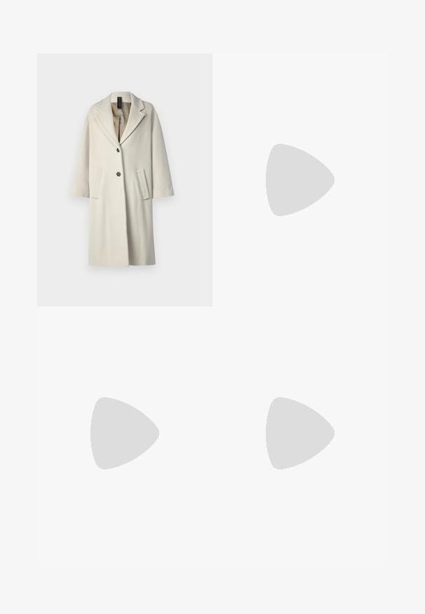 Pikk, kerge valge mantel villasegust. Omab lõigatud krae, kahte eesmist taskut ja ühte nööpkinnitust. Sile tekstuur.; Lühikeste varrukatega pehme hall kootud sviiter, millel on ümmargune kaelus ja soonikserv. Tekstuur näib karvane ning sobib mugsaks kandmiseks.; Hele sinine laiade jalgadega teksapüksid, mis on valmistatud denimist, kõrgema vöökohtaga, esikottide ja klassikalise viie tasku disainiga, peente pleekimistega.; Mustad musta kontsaga sandaal, millel on punutud rihma disain, ruudukujuline varvas ja reguleeritav pahkluu rihm. Heleda beeži värvi jalapadi ja läikiv must konts.; Must musta kott, millel on kaks pikka rihma, kergelt kokkusurutud ülaosa ja kuldne ümmargune aksessuaar. Sile tekstuur ja minimalistlik disain.