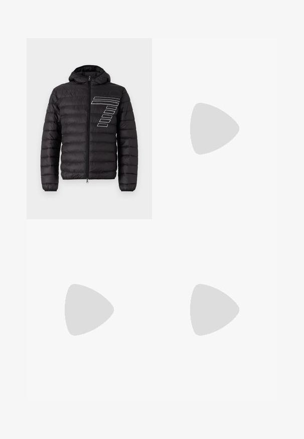 Μαύρο μπουφάν τύπου puffer με κουκούλα, με οριζόντια ραμμένα πάνελ και λευκή ρίγα στο αριστερό στήθος. Κλείσιμο με φερμουάρ μπροστά.; Γκρι φούτερ κατασκευασμένο από μαλακό ύφασμα με στρογγυλή λαιμόκοψη, μακριά μανίκια και ανάγλυφο λογότυπο στη χαμηλή αριστερή πλευρά.; EA7 Emporio Armani TRAIN VISIBILITY  - Σορτς - black/cream; Μαύρο σουέτ αθλητικό παπούτσι με λευκή καουτσούκ σόλα, με τόνο ραφές και σχέδιο με κορδόνια. Λείος υφή με μοντέρνα, αεροδυναμική γραμμή.