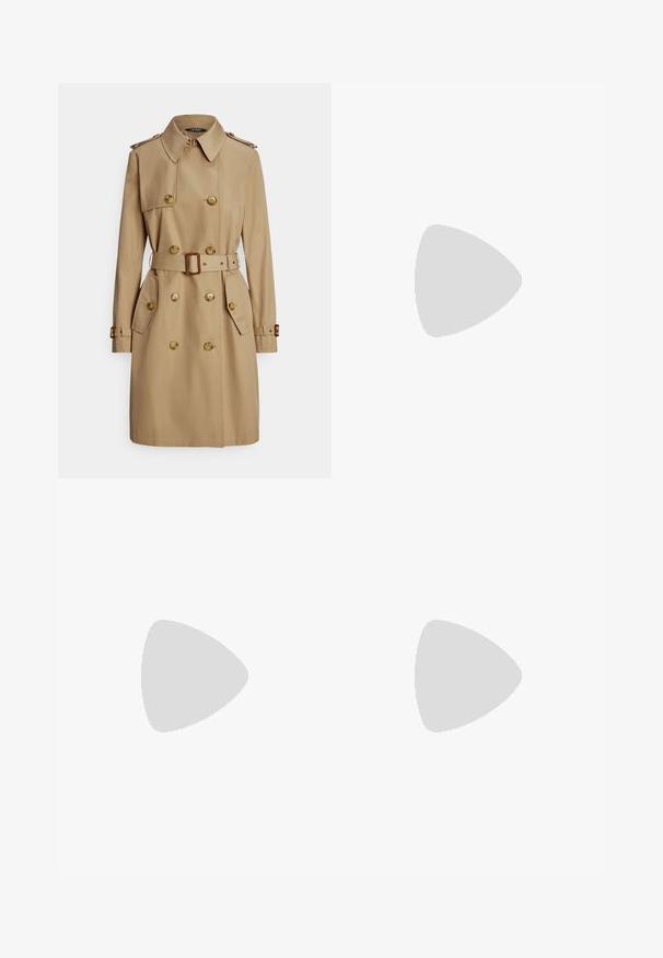 Beige trenchcoat met dubbele rij knopen, goudkleurige knopen, epauletten, tailleceintuur en zijzakken. Gladde, stevige stof.; Witte korte mouwen t-shirt van katoen. Heeft een ronde halslijn en een ontspannen pasvorm. Glad textuur zonder zichtbare patronen of accenten.; Zwarte gestreepte shorts met een getailleerde pasvorm, voorzien van een platte voorkant, plooien en een gladde textuur. Inclusief riemlussen.; Beige suède enkellaarsjes met een pluche binnenvoering, voorzien van een plateauzool en een trekhaak aan de achterkant voor gemakkelijk aantrekken. Gemêleerde rubberen zool.