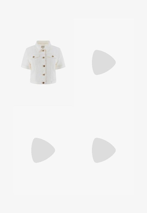 Giacca di jeans bianca cropped con maniche corte, bottoni dorati, due tasche sul petto e colletto appuntito. Adatta per un look casual.; T-shirt bianca a maniche corte in cotone con design a girocollo. Tessuto liscio e taglio dritto, senza motivi o accenti.; Mini gonna in pelle nera con due tasche frontali dotate di bottoni dorati, texture liscia e design a taglio dritto.; Mule in pelle patinata nera con punta affusolata, design curvato e tacco a blocco basso con cuciture decorative lungo la parte superiore.