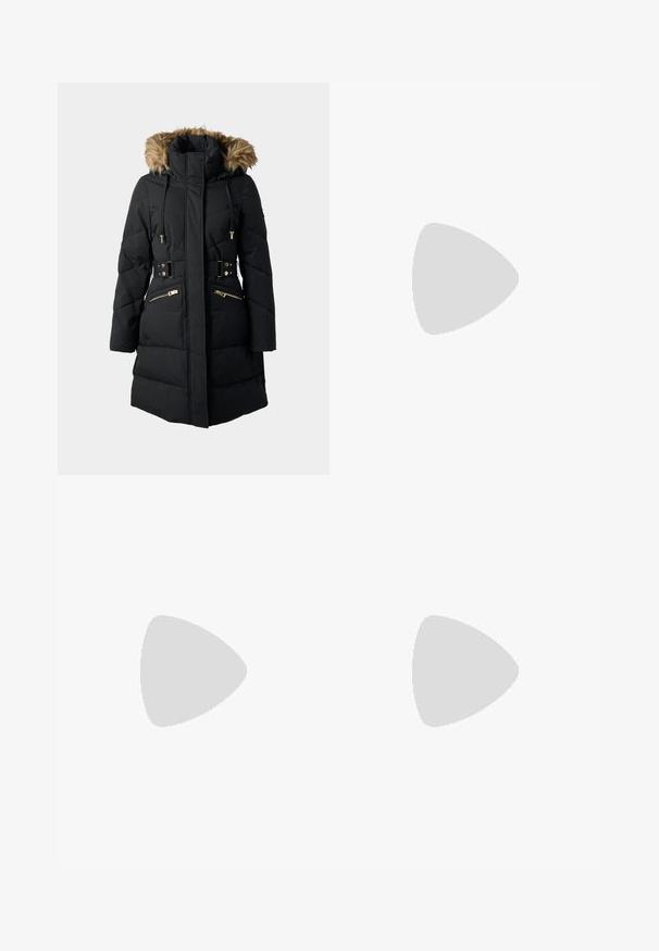 Parka rembourré noir avec capuche en fausse fourrure, poches zippées, cordons de serrage réglables et taille ceinturée, avec des accents en métal doré.; Haut noir à manches longues avec un décolleté asymétrique, mettant en valeur une épaule dénudée et un drapé délicat sur la poitrine.; Pantalons évasés noirs en tissu lisse et brillant. Comprend une taille ajustée et de légères rayures pour ajouter texture et détail.; Bottine en cuir noir avec un bout pointu, un haut talon aiguille, un revers, et un détail décoratif en boucle dorée au niveau de la cheville.