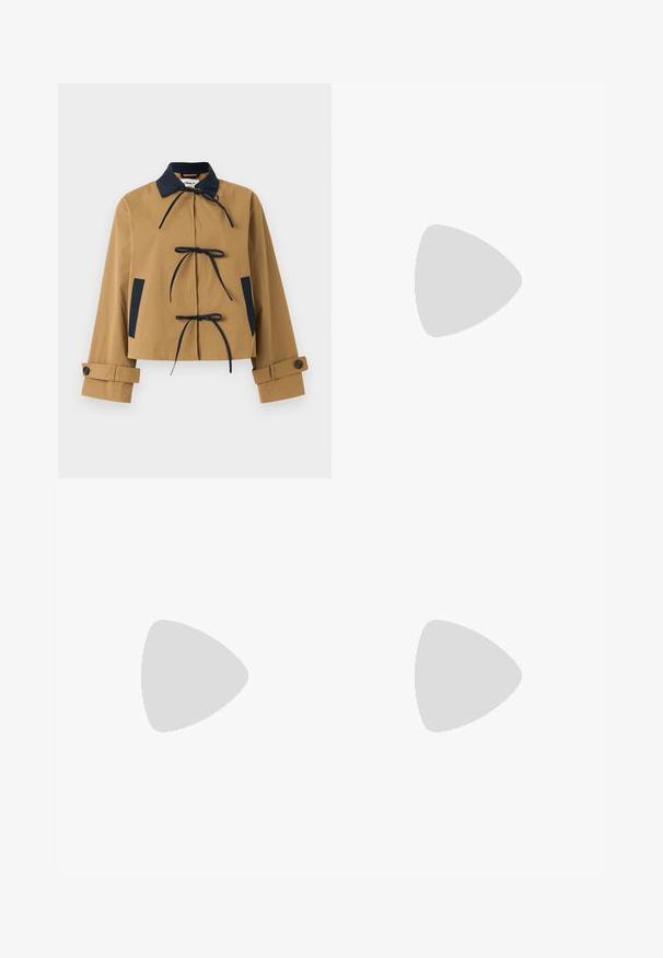 Karma brūnas krāsas jakas ar tumši zilu apkakli un akcentiem, ar trim priekšējiem saitēm un pogājamiem piedurknēm. Gluda auduma ar strukturētu dizainu.; Brūns garo piedurknu kropts topiņš, izgatavots no gludas materiāla, ar apaļu kakla izgriezumu un pieguļošu dizainu. Nav redzamu rakstu vai akcentu.; Ksenia Schnaider QUILTED MINI SKIRT - Minisvārki - light blue; Dzeltenas ādas baleta kurpes ar noapaļotu purngalu, potītes siksniņu un sprādzi, plakanu zoli ar nedaudz papēdi un gludu tekstūru.; Balta rokassoma ar gludu, spīguļojošu virsmu, izliekta forma un viena regulējama siksna. Tam ir uzspriegots logotips priekšpusē.