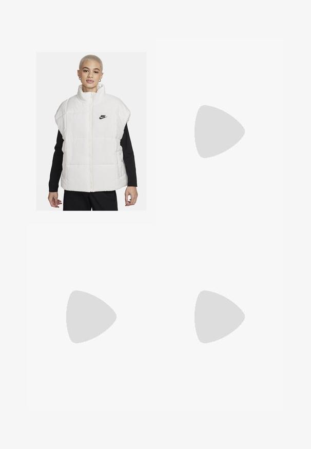 Biała pikowana kamizelka z wysokim kołnierzem, zamkiem błyskawicznym i czarnym logo Nike na lewej piersi. Posiada pikowaną teksturę i bezrękawnikowy krój.; Czarna, prążkowana koszulka bez rękawów z okrągłym dekoltem. Posiada wyszywane białe logo na piersi oraz brak dodatkowych wzorów czy tekstur.; Czarne, lekkie spodnie z elastycznym pasem i ściągaczami na kostkach. Materiał jest gładki i ma luźny, zwężany krój.; Białe sneakersy Nike z czarnymi akcentami, z górą z gładkiej skóry, białymi sznurowadłami i solidną gumową podeszwą, zestawione z białymi skarpetkami w prążki.