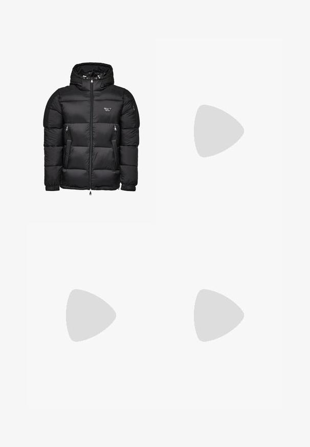 Melna pūka jaka ar kapuci, ar rāvējslēdzēju priekšpusē, rāvējslēdzēja sānu kabatām un quilted dizainu. Izgatavota no spīdīga, gluda materiāla.; Krēmbalts T-krekls ar vienkāršu sarkano rozes grafiku centrā, uz vienkārša balta fona.; Tommy Jeans DAD REGULAR - Brīva piegriezuma džinsi - denim light; Baltas slip-on sporta apavi ar teksturētu virsmu, biezu zoli un minimālistisku dizainu. Sānos redzams zīmola logotips.