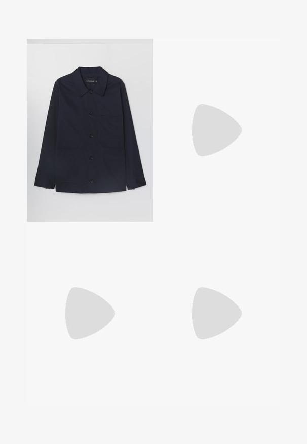 Granatowa bawełniana kurtka z rozkładanym kołnierzem, z przodu zapinana na guziki oraz dwoma kieszeniami naszytymi z przodu. Posiada długie rękawy z mankietami zapinanymi na guziki.; Biała koszulka z krótkim rękawem wykonana z bawełny. Posiada okrągły dekolt i luźny krój, bez widocznych wzorów ani akcentów.; Czarne plisowane spodnie o prostym, szerokim kroju nogawek. Wykonane z gładkiego materiału, z zapięciem na guzik i pętelkami na pasek.; Białe skórzane trampki z szarymi zamszowymi akcentami, sznurowany design, uchwyt oraz teksturowana gumowa podeszwa z wzorem w zygzak.