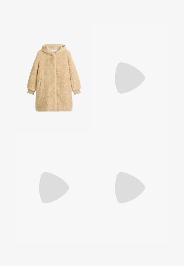 Beige herdejacka med fluffig textur, oversized silhuett och huva. Ribbad ärm och detalj för knäppning fram. Mjukt, varmt material.; Off-white kortärmad T-shirt i mjukt, texturerat tyg med rund halsringning och avslappnad passform. Inga logotyper eller ytterligare detaljer finns.; Mörk denim vida byxor med veck vid midjan, med en framknapp och bältesögglor. Slät textur och helängdsdesign.; Svarta läderloafers med rund tå, med en spänneaccent och en kraftig, mönstrad sula. Slät textur med minimala sömnadsdetaljer.; Beige konstläderhandväska med klaffstängning, justerbar rem och minimalistisk design. Har diskret sömnad och präglad märkning.
