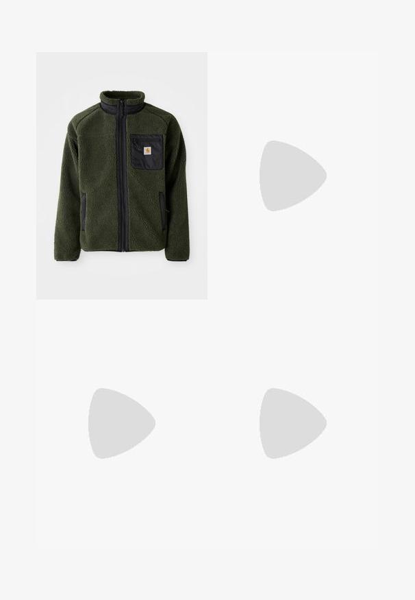 Casaco de fleece verde com colarinho alto, detalhe em preto, bolso no peito com fecho e bolsos laterais. Superfície texturizada, material durável.; Camisa de botão de manga longa azul-claro com colarinho abotoado e bolso no peito, apresentando um pequeno patch de logótipo vermelho e branco.; Calças cargo brancas em algodão com um corte descontraído. As características incluem bolsos frontais, detalhes em metal dourado e áreas de joelhos reforçadas.; Sapatilha atlética em castanho e creme com três riscas bege, materiais em camurça e pele, design de atacadores e sola de borracha. Logótipo em texto de lado.