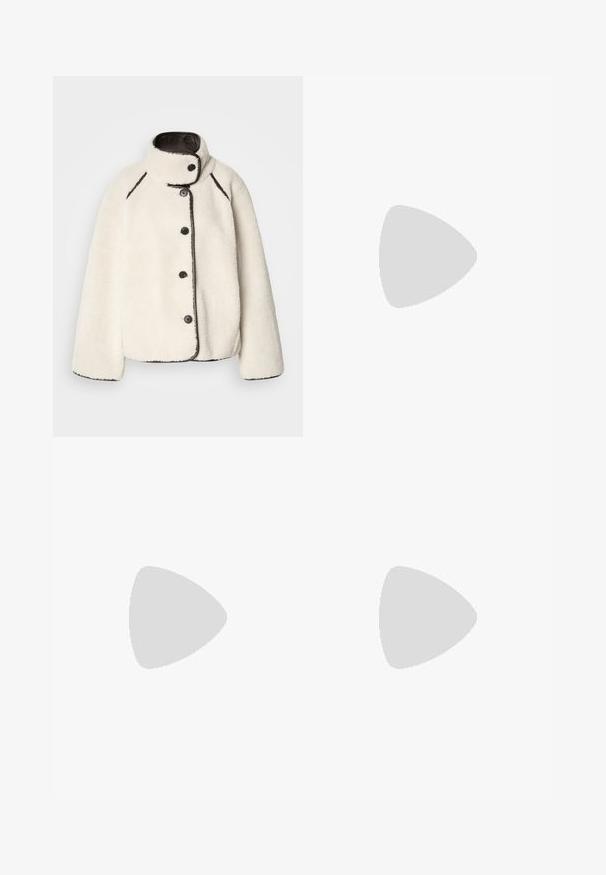 Cremefarvet fleecejakke med høj krave, sort kant og fem sorte knapper foran. Have en afslappet pasform og blød tekstur.; Sort oversized turtle-neck sweater lavet af blødt strikmateriale, med en ribkantet krave og manchetter, afslappet pasform og uden pynt.; Sorte leggings lavet af et strækbart stof. Har en bred, ribbet talje og en tætsiddende silhuet, der snævrer ind ved anklerne.; Hvide sneakers med brune striber, iført brune bukser på et blåt tæppe.; Sorte solbriller med brune tonede linser; rektangulær form med en tyk ramme, herunder diskrete hardwaredetaljer på stængerne.; Sort faux læder håndtaske med en unik halvmåneform, et bredt, polstret håndtag og en lynlåslukning. Glat, blank tekstur og minimalistisk design.