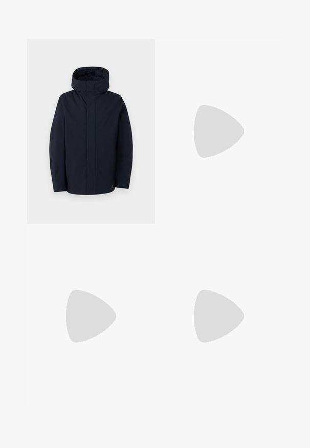 Samsøe Samsøe JOHN JACKET - Ūdensnecaurlaidīga jaka - salute; Gaiši zaļš polo krekls ar apkakli, trim pogām un mazu izšūtu logotipu; iekšējai apkaklei ir raibuma raksts.; Zilas džinsu bikses ar taisnu piegriezumu, kurām ir klasiska piecu kabatu forma, nolietota tekstūra un varšrievu akcents.; Melna zamša kurpīte ar auklēm līdz potītei, ar ievelkamu cilpu un struktūru zoli, kurai sānos ir neliels, reljefs krokodila logo.