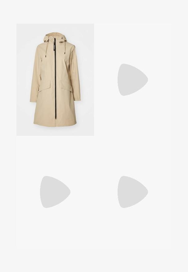 Geacă de ploaie bej cu glugă, mâneci lungi, fermoar frontal și două buzunare mari în față. Include șnururi pe glugă pentru ajustare.; Cămașă cu mânecă lungă de culoare verde măslinie, realizată dintr-un material texturat, având buzunare laterale și manșete ribbate. Design simplu cu guler rotund.; Pantaloni negri, ajustați, confecționați dintr-un material flexibil. Caracteristici includ un buzunar cu fermoar pe lateral, genunchi articulați și o textură netedă.; Botă de drumeție neagră cu un design mediu, având un material texturat, accente gri și o talpă din cauciuc durabilă cu crampoane pentru aderență.