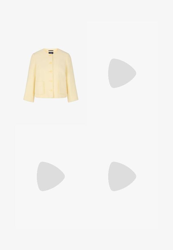 Gelbe Tweedjacke mit Rundhalsausschnitt, Knopfverschluss vorne, zwei aufgesetzten Taschen und ausgefranstem Saum an den Ärmeln und am Saum.; Weißes geripptes T-Shirt mit kurzen Ärmeln, rundem Halsausschnitt und Raglanärmeln. Strukturiertes Material mit normaler Passform. Logosticker hinten am Hals.; Hellblaue, weit geschnittene Jeans mit hoher Taille, zwei Fronttaschen, Reißverschluss und einem Stoffbindeband an der Taille. Klassische Denimstruktur.; Schwarzes Leder-Ballet-Flats mit runder Spitze, minimalistischem Design und einem kleinen Schleifenakzent an der Vorderseite. Glatte Textur, flache Sohle.; CHIMI CODE - Sonnenbrille - tortoise; Schwarze Leder-Hobo-Tasche mit glatter Textur, halbrunder Form und verstellbarem Riemen. Verfügt über einen goldfarbenen Reißverschluss und ein minimalistisches Design.