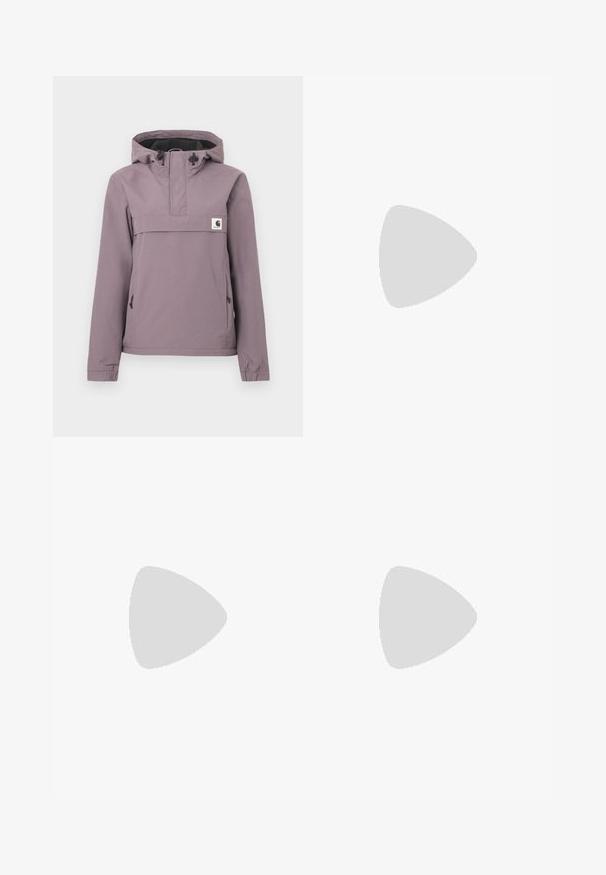 Helelilla anorakki jope kapuutsi, eesmine tasku, nöör ja elastsed mansetid. Valmistatud siledast, veekindlast materjalist.; Hele sinine lühikeste varrukatega puuvillane T-särk ümmarguse kaelusega ja vasakul rinnal väike kollane ja punane Carhartti logo.; Mustadest puuvillast cargo-püksidest, millel on laiad sääred, küljetaskud ja nööriga lõpulised säärised. Disain sisaldab nööbi sulgemist vöökohal.; Heled sinine ja kreemikas spordijalanõud, millel on võrgumaterjalid ja nubuk, paks põhi ning silmapaistev laineline disain koos valge swooshiga.