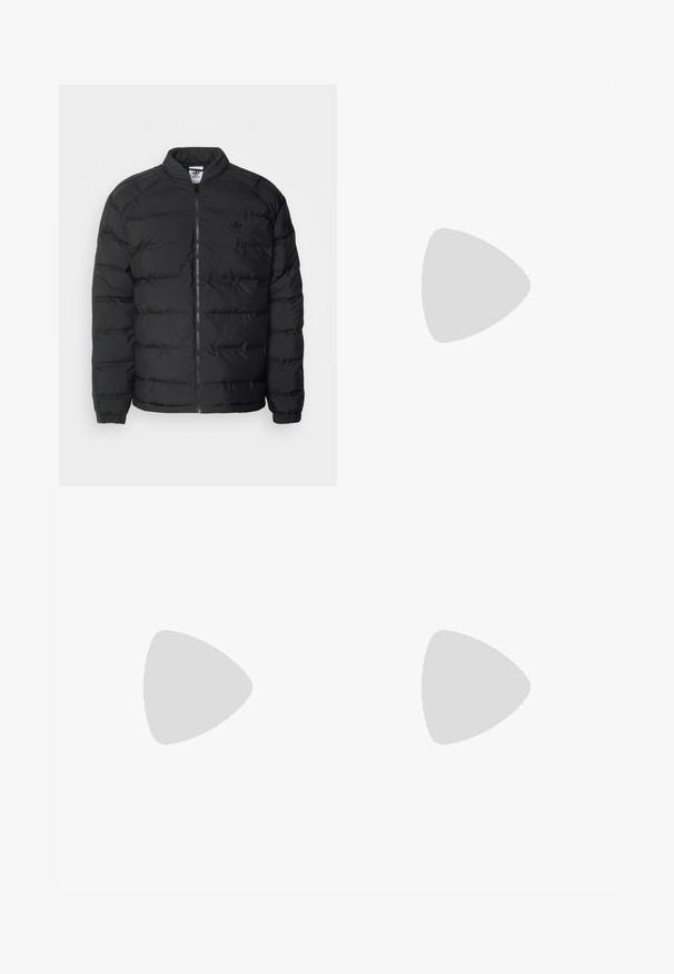 adidas Originals SUPERSTAR DOWN - Vinterjakker - black; adidas Originals GRAPHIC  - Poloshirts - black; Carhartt WIP MASTER - Shorts - black; Sorte læderklipklapper med rund tå, en rem og spænde detalje samt en korkfodbed, der har en tekstureret gummisål.