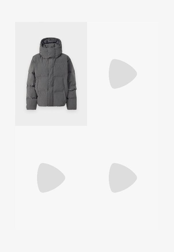 Casaco acolchoado cinza com isolamento, gola alta e capuz. Apresenta um design matelassado e bolsos laterais. Textura suave com um acabamento mate.; Camisa térmica de mangas longas em verde-oliva com um design ajustado, apresentando um pescoço alto e uma textura listrada contrastante. Nome da marca "MISBHV" exibido em destaque.; Calças beige de perna reta com passantes para cinto, botão frontal e fecho de zip, exibidas de forma plana sobre um fundo branco.; Sapatilha masculina em couro preto, com salto baixo e um design clássico com tira de moeda, apresentada em perfil lateral sobre um fundo branco.