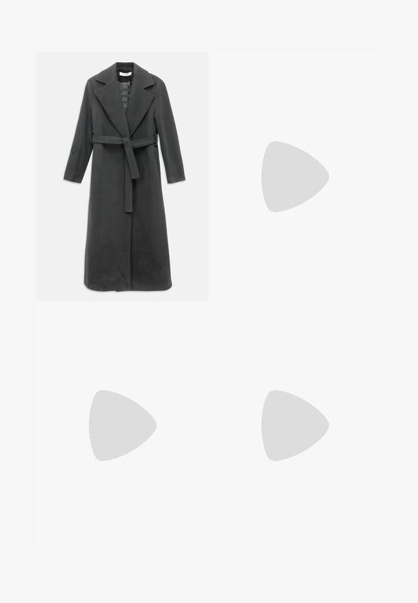 Cappotto lungo grigio antracite realizzato in tessuto morbido, con colletto a crestina, vita cintata e chiusura frontale con bottoni. Tessuto liscio, maniche lunghe.; Maglione grigio a collo alto realizzato in morbido tessuto a maglia, con maniche lunghe e orlo a coste per un look aderente.; Gonna mini nera a vita alta con orlo asimmetrico, realizzata in tessuto liscio, presenta un design minimalista senza decorazioni.; Scarpe nere in pelle con tacco alto, punta affilata e design aperto, caratterizzate da un accento decorativo in argento. Texture liscia con finitura lucida.