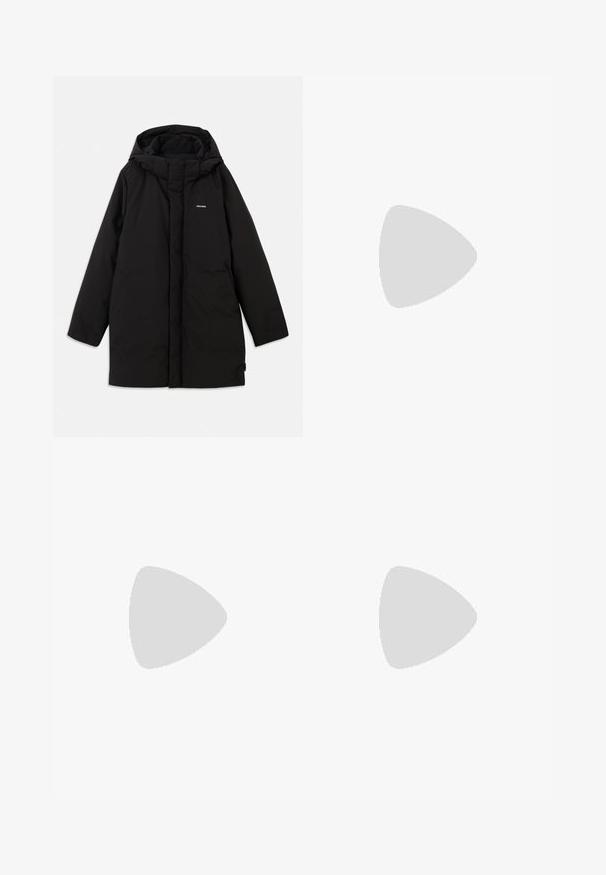 Juodas pūkinis švarkas su kapišonu, su priekiu užtraukiama užtrauktuku, šoniniais kišenėmis ir subtiliu logotipu ant krūtinės. Lygus, matinio paviršiaus tekstūra.; Balta polo marškinėliai pagaminti iš medvilnės, su klasikiniu apykakle, trumpomis rankovėmis ir subtiliu logotipu išsiuvinėtu ant krūtinės.; Bežinės kelnės su tiesiomis linijomis, turinčios raištelio juosmenį, klostuotą priekinę dalį ir lygią tekstūrą. Paprastas, universalus dizainas.; Juodas pintas slip-on tipo batelis su lygiu odiniu akcentu viršuje, apvalios nosies dizainas ir žemas guminis padas.