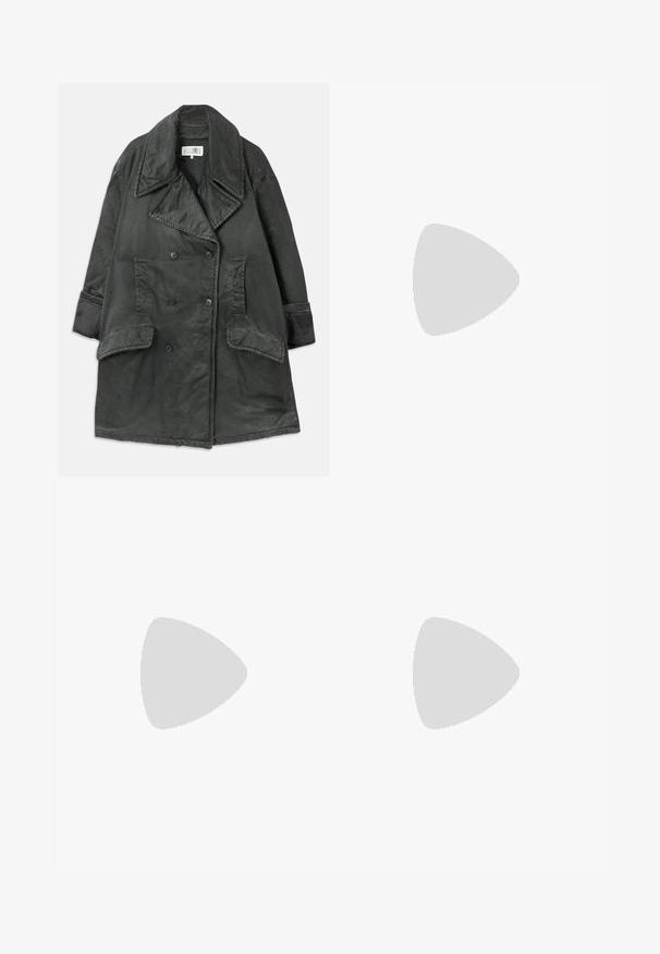 Tamsiai pilkas dvigubas paltas su plačiomis apykaklėmis, dviem didelėmis kišenėmis su atvartais, šoninėmis kišenėmis ir rankovių detalėmis ant vienspalvio fono.; Balta trumpa rankovė t-marškiniai, pagaminti iš minkštos medvilnės. Dėl apvalaus iškirpimo ir laisvo kirpimo. Etiketės pritvirtintos nugaros pusėje.; Juodi tiesūs kelnės iš lygios medžiagos, su lygiu priekiu, dirželių kilpelėmis ir be matomų kišenių ar puošybos elementų.; Juodas odinis atviras mules batelis su elegantišku, kreiviu dizainu, aukštu stiletto kulnu ir lygiu paviršiumi. Vidus turi kontrastingą šviesią spalvą.