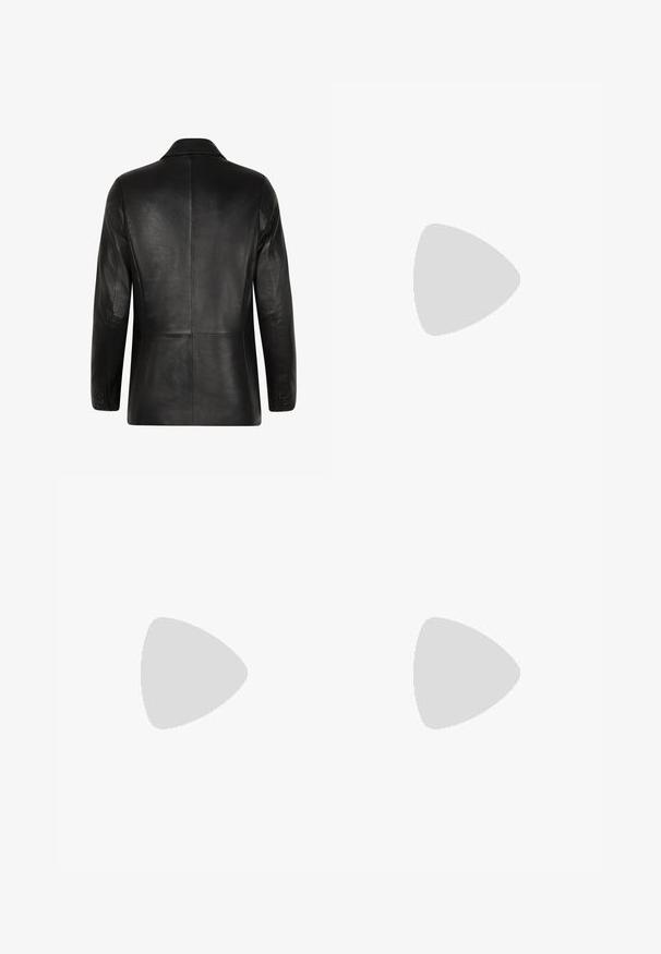 Zwarte leren jas, getailleerd silhouet, notch-kraag, gladde textuur, enkele split, knoopaccenten op de mouwen, schoon, minimalistisch design.; Olijfgroene corduroy shirt met lange mouwen, button-down kraag, een borstzak en verticale ribstructuur. Voorzien van een knoopsluiting aan de voorkant.; Zwarte broek van gladde stof, met een rechte snit, twee voorzakken en een ritssluiting met knoopsluiting.; Bruine leren instappers met een platte zool, ronde neus en decoratieve stiksels. Beschikt over een gestikt detail aan de bovenkant en een gladde afwerking.