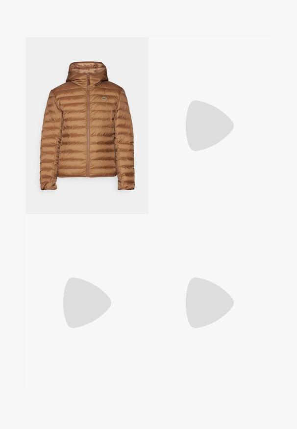 Ruskea puffatakki hupulla, jossa on tikattu muotoilu ja täysi vetoketju. Sisältää pienen kirjailun logon rinnassa.; Valkoinen puuvillainen lyhythihainen T-paita, jossa on ribbikaarroke ja vihreitä sekä mustia raitoja; pieni vihreä kirjailtu logo vasemmassa rinnassa.; Lacoste Verryttelyhousut - silver chine; Valkoiset tennarit, joissa on sileä pinta, vihreä yksityiskohta kantapäässä ja pieni brodeerattu krokotiililogo sivussa.