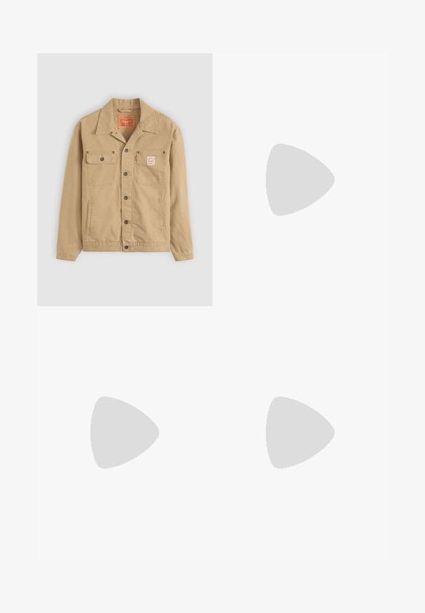 Levi's® Workwear SUNRISE TRUCKER - Džínová bunda - tiger's eye; Světle modrá pruhovaná košile z bavlny s kravatovým límcem, dlouhými rukávy a malým vyšitým logem na náprsní kapse.; Tmavě modré džíny s volným střihem, pěti kapsami a kontrastním prošíváním. Disponují zapínáním na knoflík a zip. Hladká textura.; Burgundské kožené boty s hnědými gumovými podrážkami, kulatou špičkou, bílým prošíváním a zlatými očky. Interiér obsahuje žlutou podšívku.