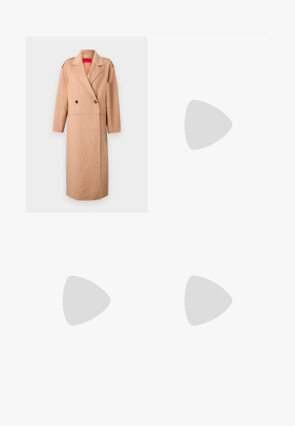 Beige wollen mix jas met een double-breasted ontwerp, geklede revers en twee zwarte knopen. Beschikt over epauletten op de schouders en zijzakken.; Witte T-shirt met korte mouwen, gemaakt van lichtgewicht katoen. Heeft een ronde hals en opgerolde mouwen. Rode merketiket op de kraag.; Bordeaux brede broek van katoen met een riem in de taille, geplooide voorkant en drukknoopsluitingen bij de enkels. Zachte textuur, minimalistisch ontwerp.; Zwarte hoge hakken mules met een puntige neus, gemaakt van soepel leer. Heeft een brede enkelriem met een vierkante zilveren gesp en studs.