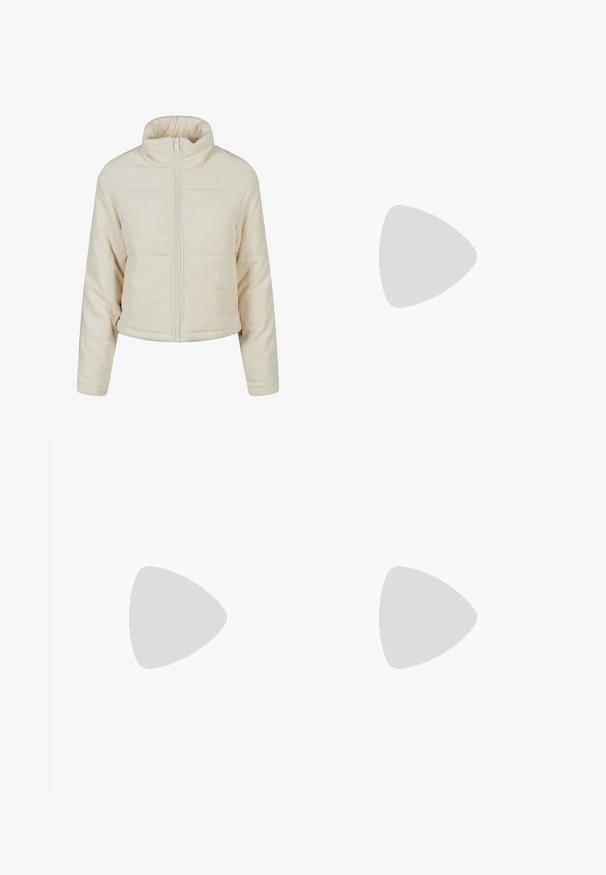 Cremfarbener, taillierter Blazer aus geripptem Material, mit hohem Kragen und durchgehendem Reißverschluss, gepolstertem Design und elastischen Bündchen.; Kurzärmliges, tailliertes Oberteil aus leicht beigem Rippstoff. Verfügt über einen weiten Rundhalsausschnitt und einen enganliegenden Schnitt, der eine glatte Textur betont.; Weiße Sweatpants aus weichem Stoff, mit einem elastischen Bund und einem Kordelzug, seitlichen Taschen und schmal zulaufenden Abschlüssen an den Knöcheln.; Cremefarbene und hellgraue Sneaker mit einer strukturierten Oberfläche, ausgestattet mit rosa und burgunderfarbenen Akzenten, einem Schnürdesign und einer schwarzen Gummisohle.