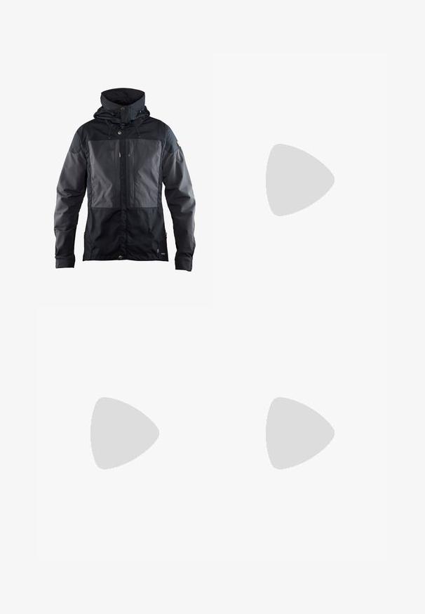 Giacca nera con un design bicolore caratterizzato da un pannello più scuro nella parte anteriore, cappuccio regolabile e dettagli in metallo color oro. Tessuto morbido.; Pullover in pile nero con mezza zip frontale e colletto alto. Presenta un logo ricamato d'oro e polsini e orlo a coste. Finitura morbida e testurizzata.; Pantaloni neri da esterno realizzati in tessuto resistente, con molteplici tasche con zip, una superficie strutturata e zone del ginocchio rinforzate. Indossati con calzature scure.; Scarponcino da trekking nero e grigio con tessuto testurizzato, accenti gialli brillanti, punta rinforzata e suola in gomma con profonde scanalature per una migliore aderenza.