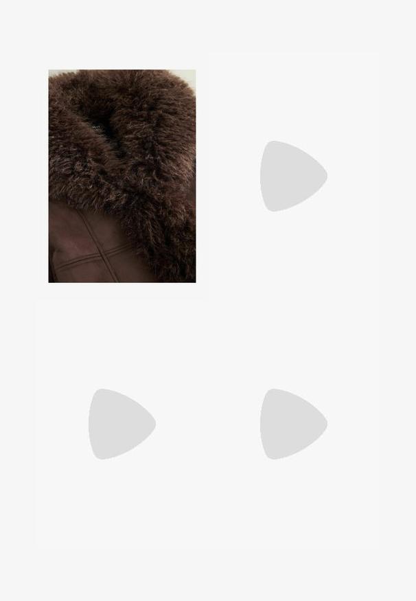Brązowy kołnierz z sztucznego futra na ciemnobrązowej kurtce, charakteryzujący się miękką teksturą, czystymi liniami i gładkim wykończeniem materiału. Widoczna metka wewnątrz.; Brązowy i beżowy sweter z wzorem argyle, dziany, z długimi rękawami i ściągaczami na białym tle.; Brązowe, sztuczne skórzane szorty o szerokich nogawkach do kolan z przednimi kieszeniami i szlufkami na pasek, leżące na białym tle.; Bordowy lakierowany obcas typu slingback z zakończeniem w szpic, cienkim paskiem wokół kostki oraz małą dekoracyjną klamrą. Gładka faktura i wysoki obcas.