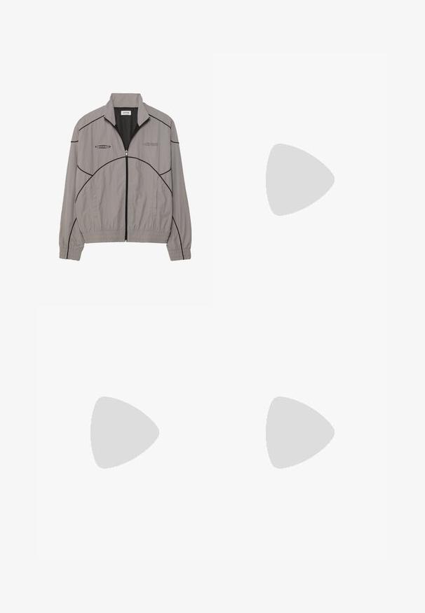 Világosszürke széldzseki fekete díszvarrással, cipzáras elülső résszel, hálós béléssel, álló gallérral és két oldalsó zsebbel. Márkalogó a mellkason.; Fekete, kerek nyakú tank top, elöl "New York Yankees" felirattal fehér színben és emblémával. Simább, könnyű anyagból készült.; Fehér sportnadrág zöld oldalsávokkal, rugalmas derékrésszel és logóval a bal felső oldalon. Könnyű anyagból készült.; Fehér sportcipő, hálós felsőrésszel és ezüst részletekkel, fűzőkkel és logóval, sötétkék tréningnadrággal, fehér csíkokkal párosítva.