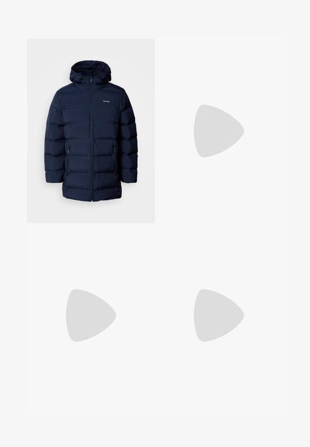 Ναυτικό μπλε φόρμα με επένδυση και κουκούλα, με μπροστινό φερμουάρ, ελαστικούς μανικιού και δύο πλαϊνές τσέπες. Το ύφασμα έχει απαλό texture.; Μαύρο φούτ�ερ με στρογγυλή λαιμόκοψη, φτιαγμένο από βαμβάκι. Διαθέτει ριμπ μανσέτες και στρίφωμα, με μία μικρή λαβή λογότυπου στο αριστερό μανίκι. Έχει επίπεδη, λεία επιφάνεια.; Ανοιχτό μπλε τζην παντελόνι με ίσια γραμμή, που διαθέτει παραδοσιακό σχέδιο πέντε τσεπών, μεταλλικό κούμπωμα και διακριτική φθορά.; Μαύρα παπούτσια πεζοπορίας με σχεδίαση σε στρώσεις, υφασμάτινη υφή και καουτσούκ σόλα, με ενισχυμένα σημεία και κορδόνια.