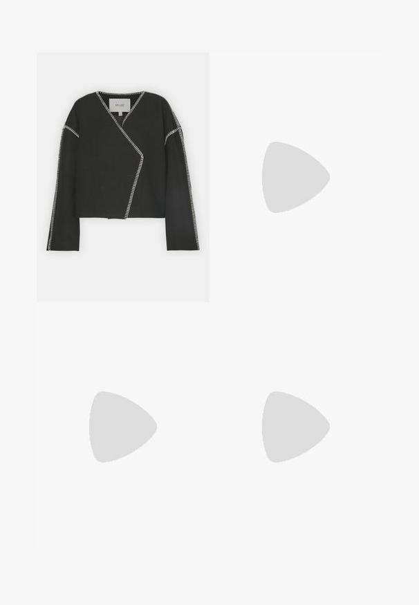 Veste noire en tissu doux avec des coutures blanches contrastantes, longueur cropped, décolleté en V profond et manches longues.; Soutien-gorge de sport marron avec un design en V, fabriqué à partir d'un tissu lisse et extensible. Il dispose de larges bretelles et d'un petit logo en accent sur l'ourlet.; Pantalons évasés marron en tissu doux, avec une large ceinture, une texture lisse et un petit logo sur le côté.; Chaussure de sport en suède brun avec des rayures blanches, bout rond, design à lacets et semelle en caoutchouc naturel. Empeigne texturée avec des détails de couture.