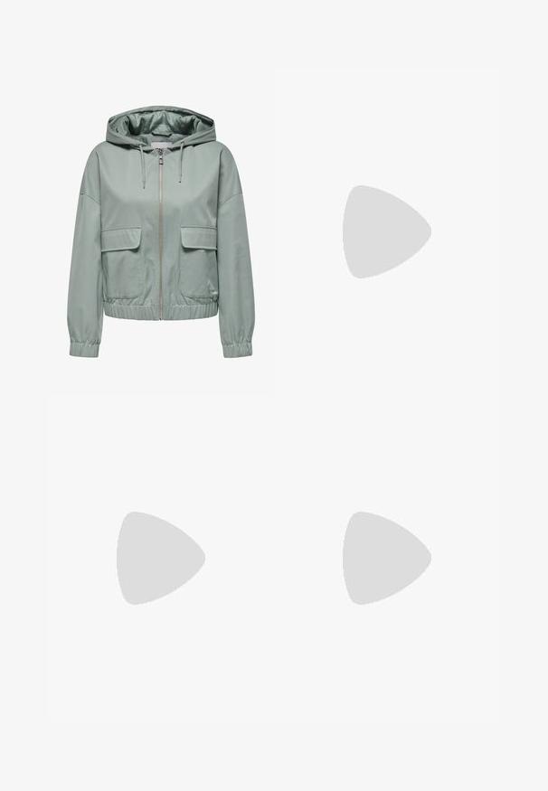 Jachetă cu glugă de culoare verde deschis, dotată cu fermoar frontal, manșoane și tiv elastic, și două buzunare mari cu clape în față. Textură netedă.; Tricou alb din bumbac cu un design grafic ce prezintă ilustrații albastre și roz ale unor alimente de mic dejun, inclusiv clătite, cafea și croissante.; Bermude din denim de culoare albastru închis, cu un design clasic cu cinci buzunare. Oferă un nasture argintiu și cusături galbene contrastante pe margini.; Adidași albi tip pantofi sport cu glezna din pânză, cu talpă din cauciuc negru, capac de vârf din cauciuc frontal și șase ochiuri pentru șireturi, având un design curat și minimalist.