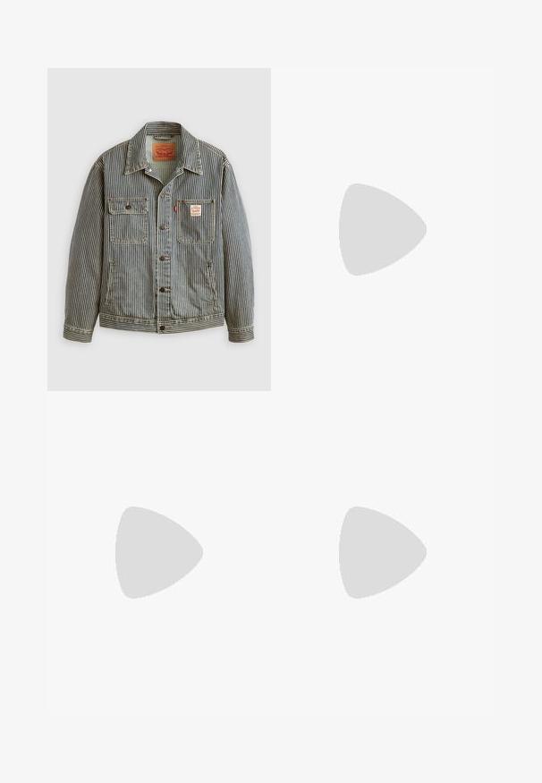 Gestreepte denimjacket met een frontsluiting met knopen, twee borstzakken en een Levi's-label. Beschikt over een klassieke kraag en opgerolde mouwen.; Witte katoenen t-shirt met korte mouwen, ronde halslijn en recht gesneden. Gladde textuur zonder zichtbare patronen of accenten.; Witte op maat gemaakte shorts met een vlakke voorkant, tailleband met elastiek en zonder zakken. Gemaakt van lichtgewicht stof, met een gladde textuur.; Bruine suède schoen met een ronde neus en een lage hak, gedetailleerde stiksels langs de naden en een vetersluiting aan de voorkant. Zachte textuur met een gestroomlijnd ontwerp.