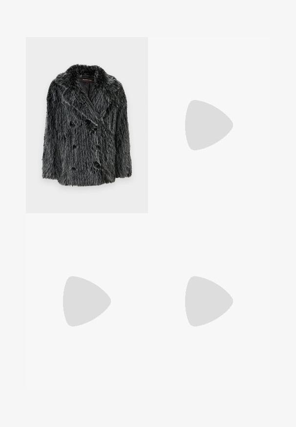 Michael Kors UNISEX czarny; Granatowy, długi sweter polo z dzianiny z trzema guzikami i złożonym kołnierzykiem, zaprezentowany na białym tle.; Jasnoniebieskie dżinsy o prostym kroju, pięć kieszeni, zamek błyskawiczny i kontrastowe szwy. Tkanina ma gładkie, teksturowane wykończenie.; Białe sneakersy z fakturowaną skórzaną wykończeniem, okrągłym noskiem i czarnym akcentem na pięcie. Gumowa podeszwa z małym wzorem bieżnika i przeszyciem.