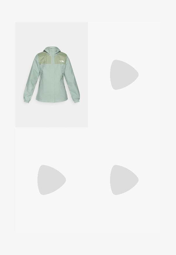 Ūdensizturīga gaiši zaļa jaka ar kapuci, komplektā ar tumši zaļām plecu daļām, elastīgām piedurknēm un ar rāvējslēdzēju aizveramām sānu kabatām.; Melnas īsām piedurknēm sporta krekliņš, kas izgatavots no viegla materiāla. Tam ir apaļa izgriezne, teksturēta rakstura un balts logo kreisajā augšējā krūtīs.; Jūras spēku bikses, kas izgatavotas no gludas, elastīgas auduma. Raksturīga šaura piegriezte, plakana priekšpuse un sašaurinātas kāju atveres. Nav redzamu rotājumu.; Beige un krēma sporta apavi ar strukturētu tīkla virsmu, atbalstošajiem slāņiem un gumijas zoli ar protektoru rakstu, kas nodrošina saķeri.