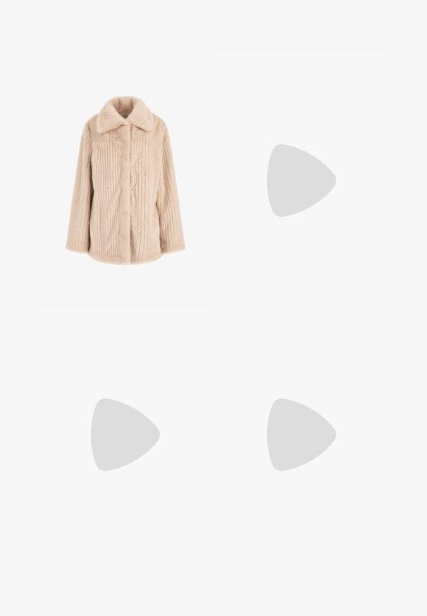 Smėlio spalvos dirbtinės kailio striukė su apykakle, vertikalia tekstūra, dviem priekinėm kišenėm ir tiesiu, šiek tiek per dideliu siluetu.; Balta marškiniai su išilginiais atvartais, ilgomis rankovėmis ir mažai mėlyna logotipu kairėje krūtinės pusėje. Pagaminti iš medvilnės audinio.; Šviesiai mėlyni tiesūs džinsai su priekiniais mygtukais, užtrauktuku, diržo kilpomis ir penkių kišenių dizainu ant baltos fono.; Samaniniai suknelės auliniai batai su minkšta tekstūra, siūlės detalėmis ir guminiu padu, su kilpiniu kulnu, kad būtų patogu užsivilkti.; Auksiniai metaliniai akiniai nuo saulės su tamsiai žaliomis lęšiais, aviator tipo, su siaurais rėmeliais ir kilpiniu akmeniu ant galiukų.; Ruda odinė pečių rankinė su kreiva forma ir auksinėmis detalėmis. Modelis vilki šviesią mezginio megztinį ir mėlynus džinsus.