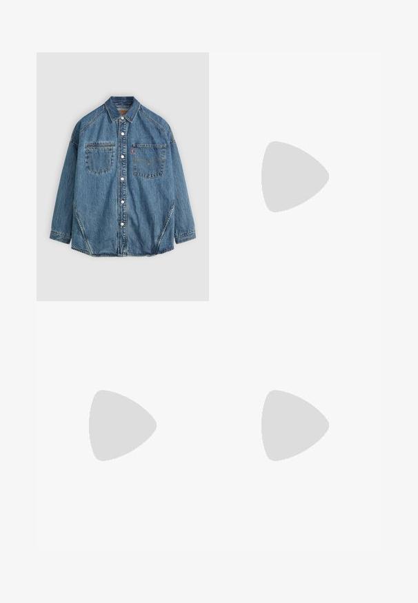 Denim košulja s gumbima izrađena od svijetloplavog materijala, s dva džepa na prsima, bijelim gumbima i kontrastnim šavovima za dodatni detalj.; Crna polo majica s bijelim prugama i logotipom; ima kratke karirane rukave i bijeli ovratnik s gumbima.; Bijele traperice od denima sa ravnim nogavicama, s prošivenim šavovima, metalnim zatvaračem i standardnom konstrukcijom s pet džepova.; Crne kožne mokasine s ušivenim uzorkom, zaobljenim vrhom, niskom složenom petom i slip-on stilom. Glatka tekstura s blagim sjajem.